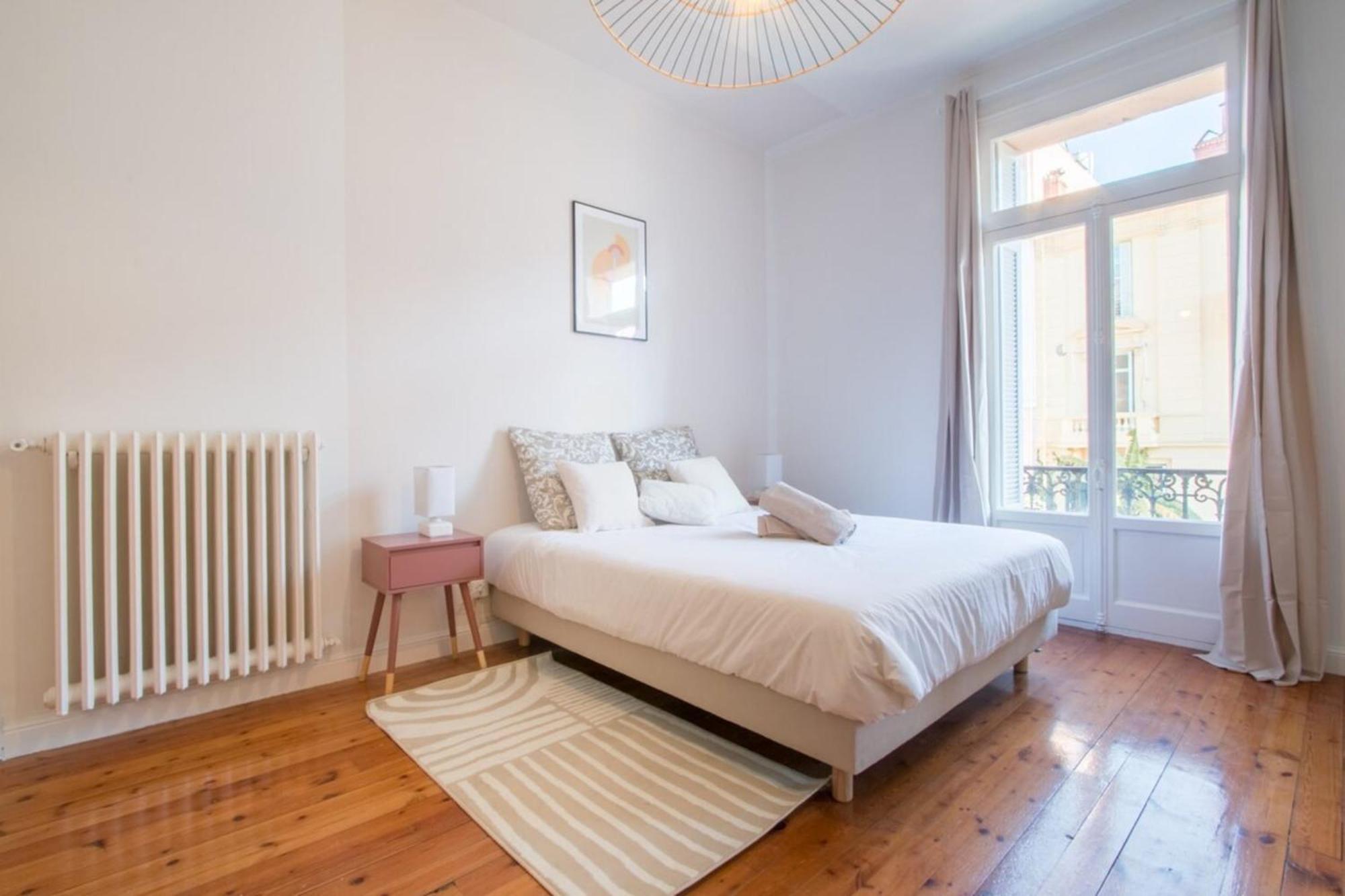 Spacious 2-Bedroom In The Centre Of Μεντόν Εξωτερικό φωτογραφία