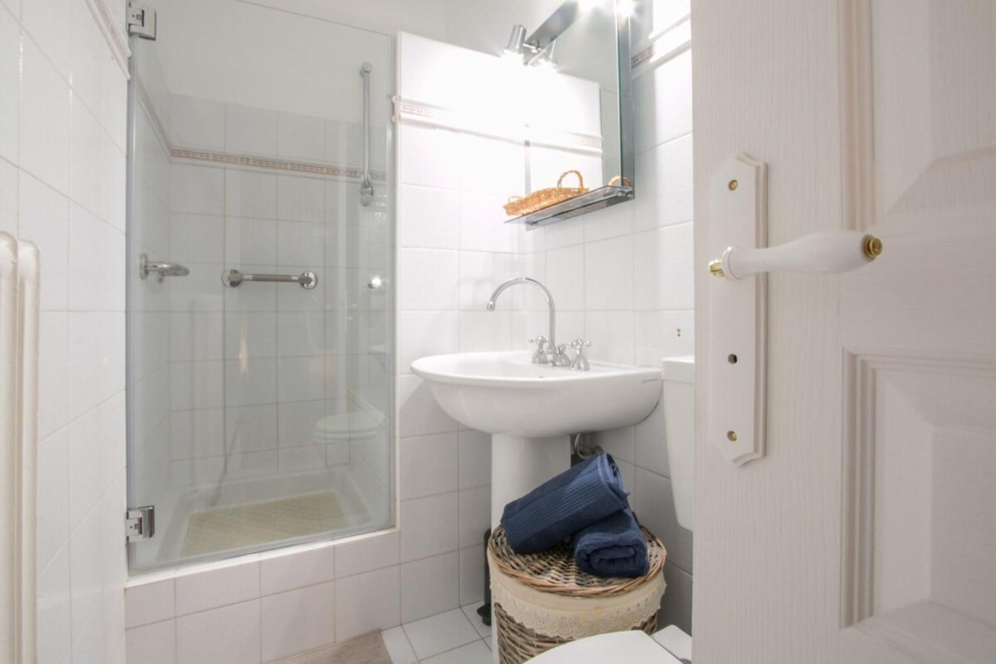 Spacious 2-Bedroom In The Centre Of Μεντόν Εξωτερικό φωτογραφία